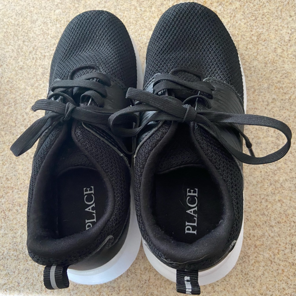 New without tags Children’s place boys shoes size 1